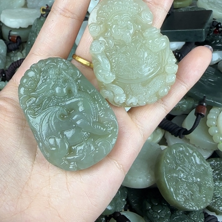 火***山和田玉未镶嵌颈饰