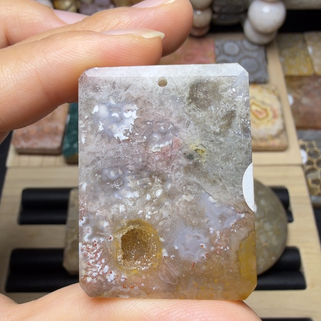 石英质玉未镶嵌星云和晶洞