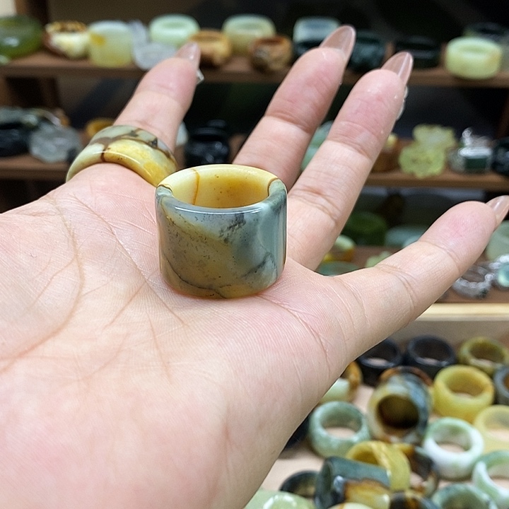 岫玉戒指未镶嵌开*