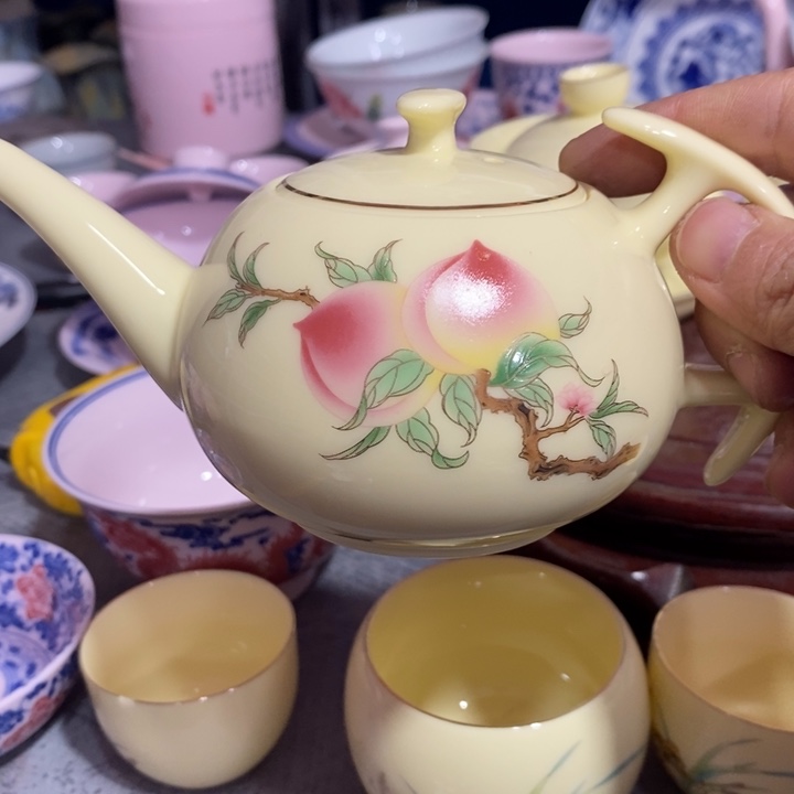 摆件陶黄稀土描金寿桃壶