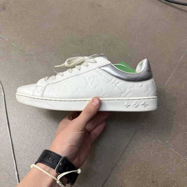 95新 LouisVuitton/路易威登 LV路易威登39欧码白银浮雕板鞋