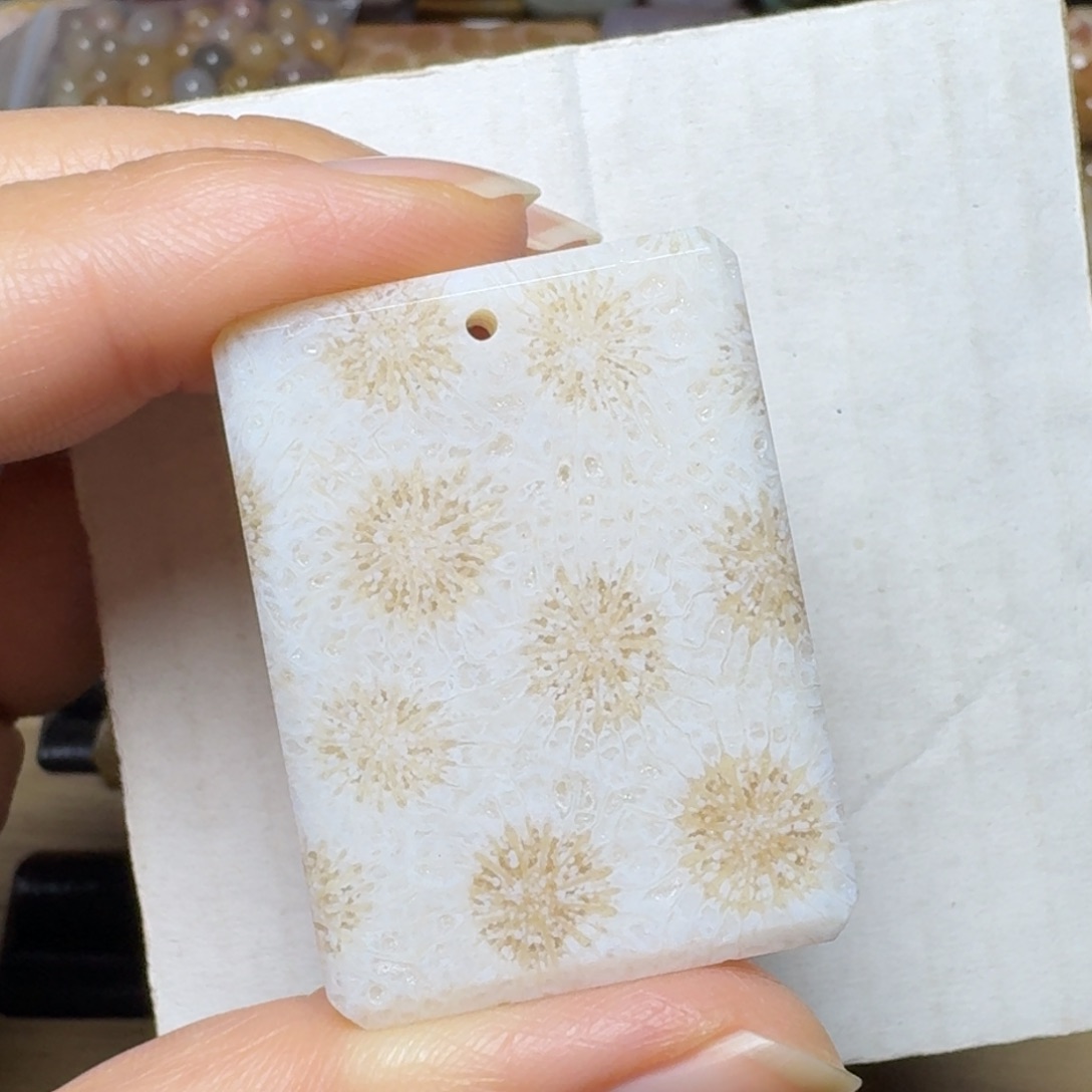 硅化玉闪闪的奶白色未镶嵌