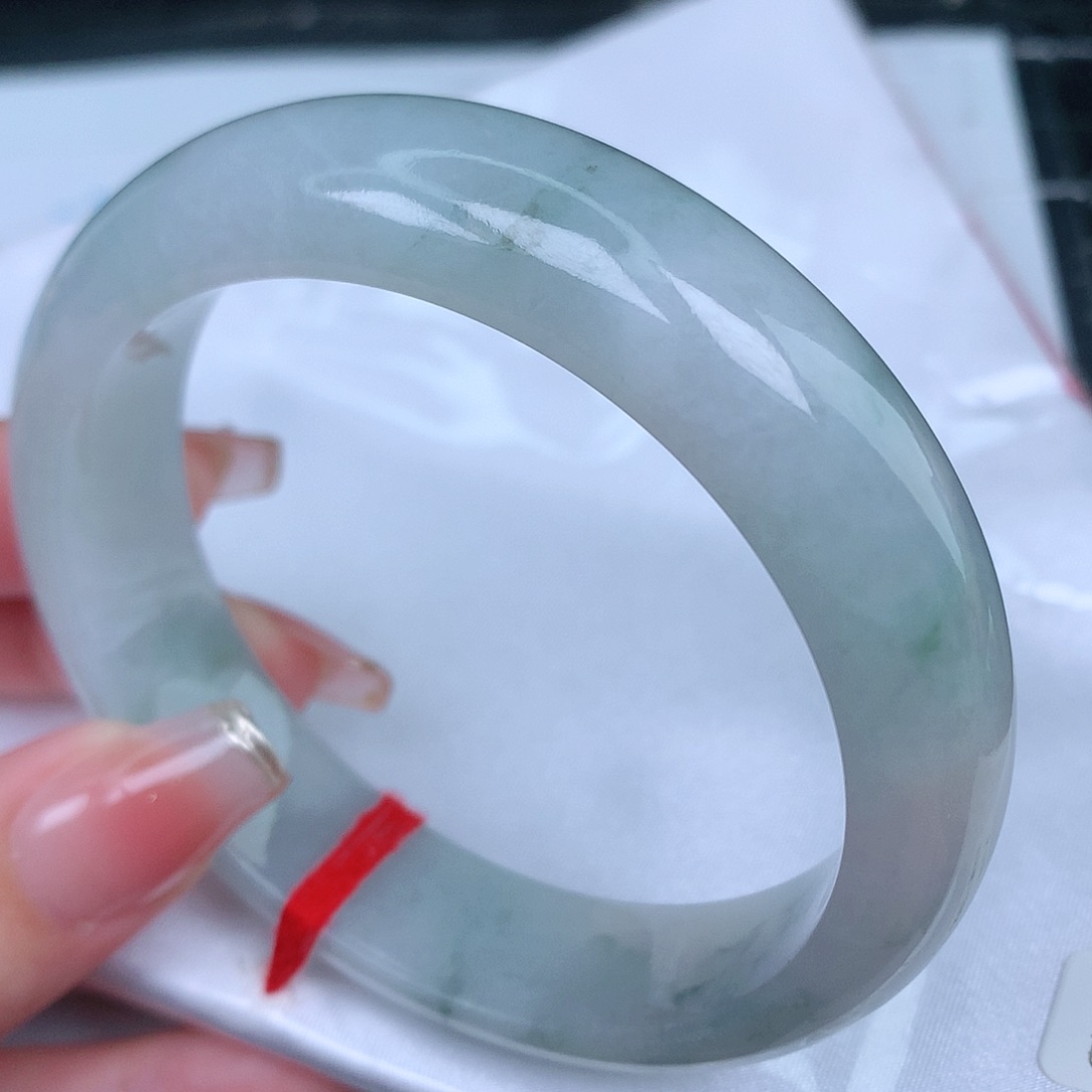 翡翠手镯未镶嵌一**人天然