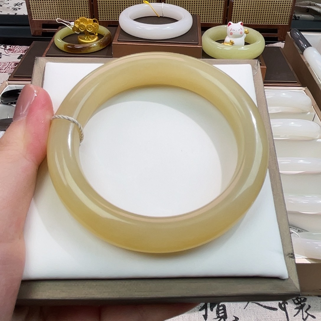 和田玉未镶嵌手镯