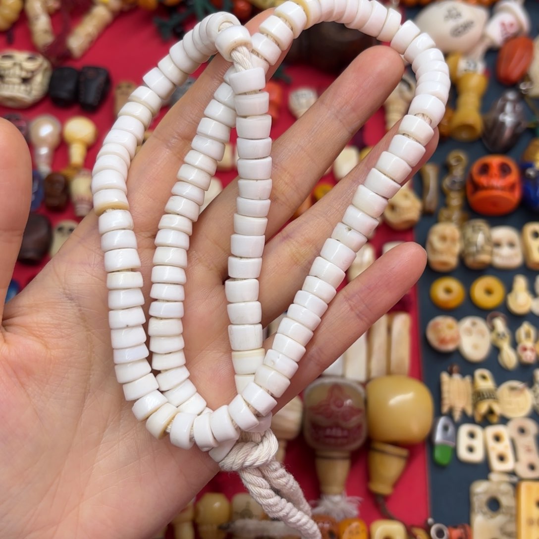 悟配饰和化妆等工序制作出来