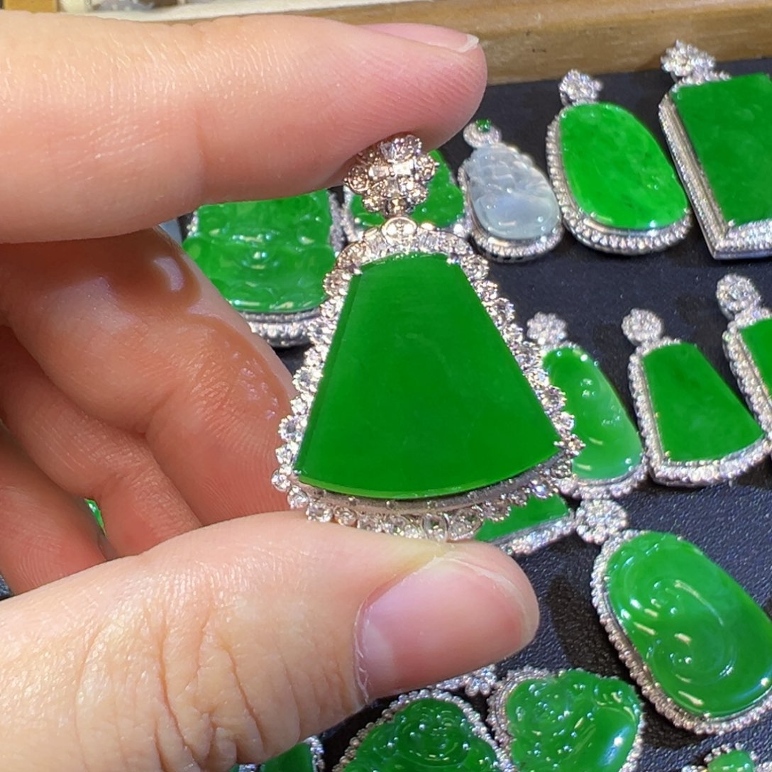 翡翠18K金镶嵌颈饰