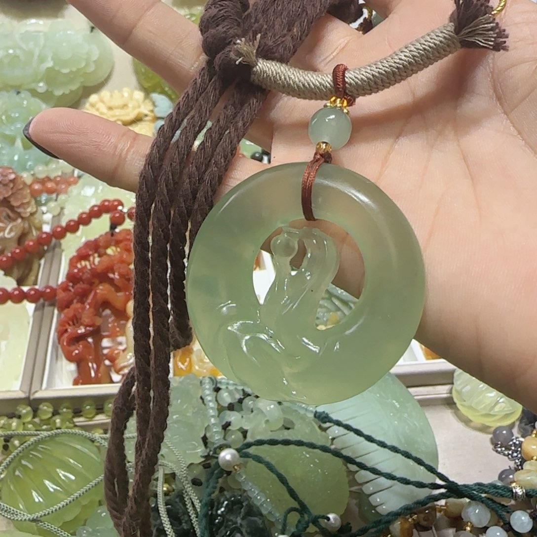 未镶嵌蛇纹石玉吊坠