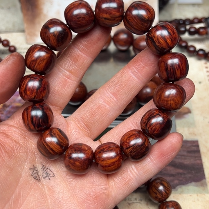 藤类海南红降1516红底纹路玉化