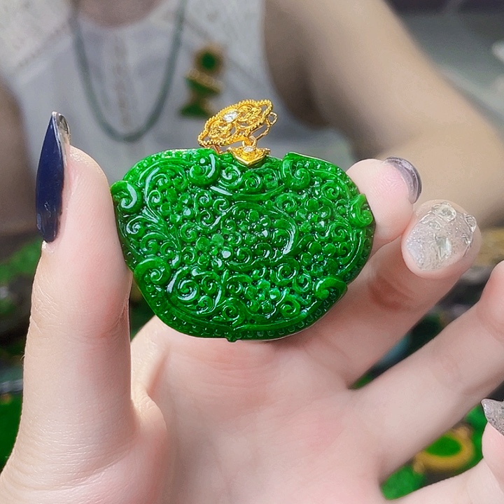 颈饰18K金镶嵌翡翠多样性