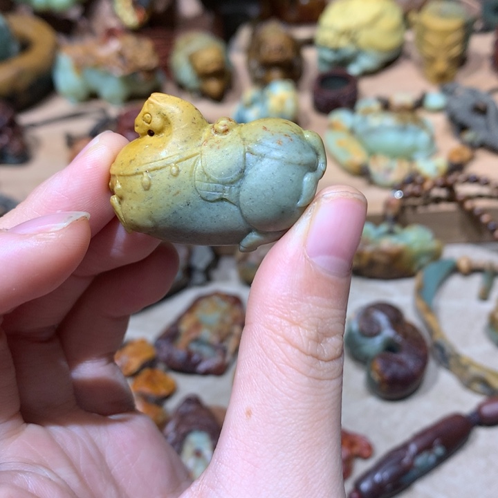 未镶嵌岫岩河磨玉（透闪石质玉）挂件