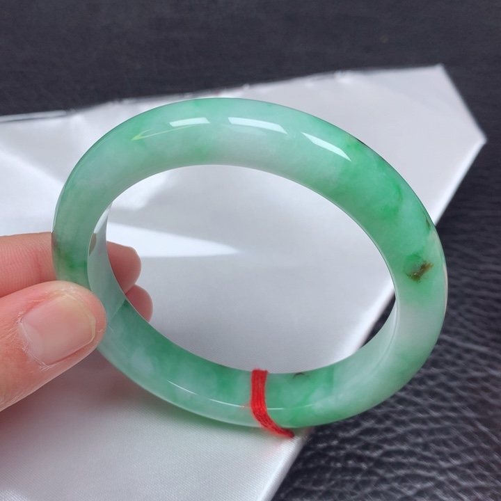 翡翠手镯未镶嵌。