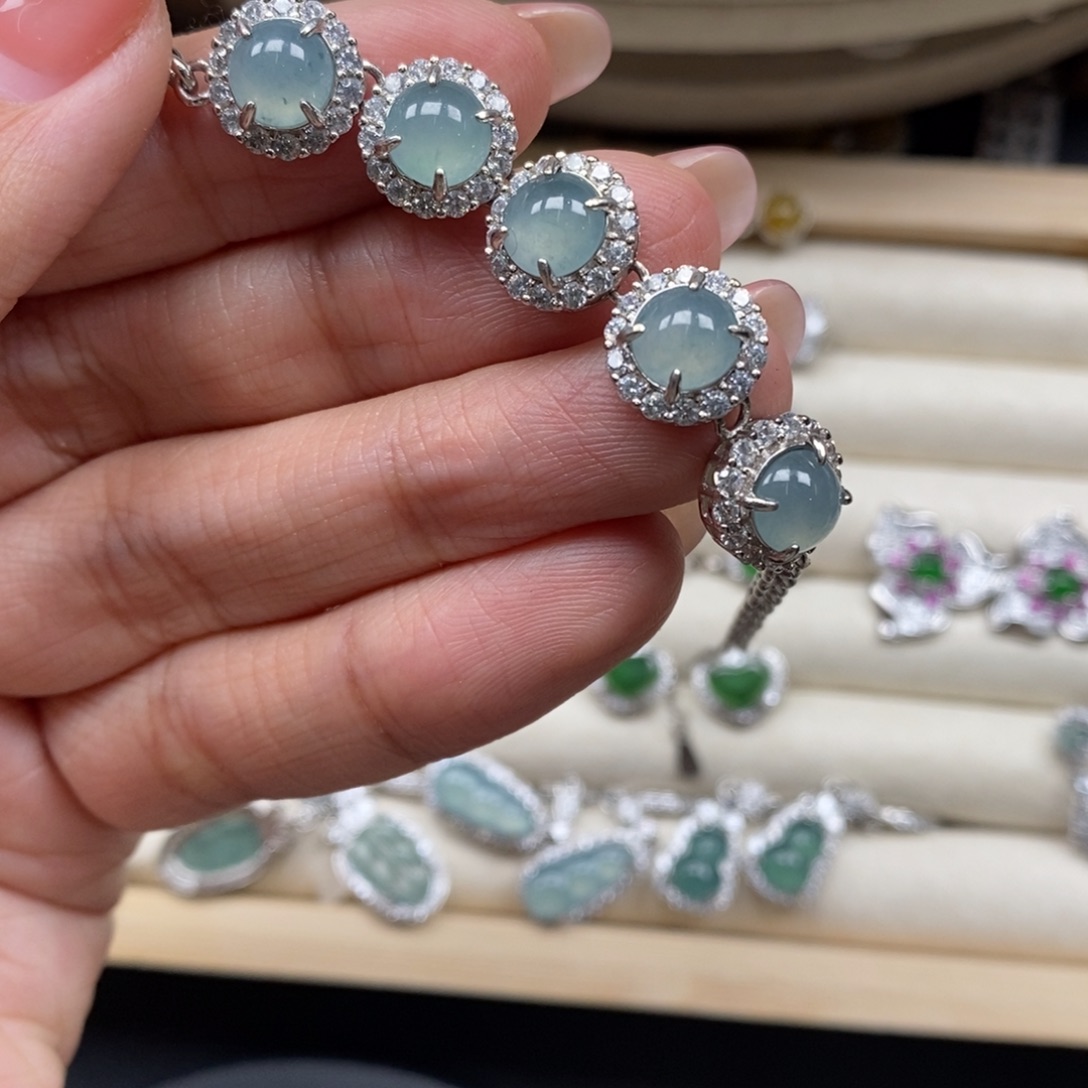 翡翠颈饰未镶嵌翡翠