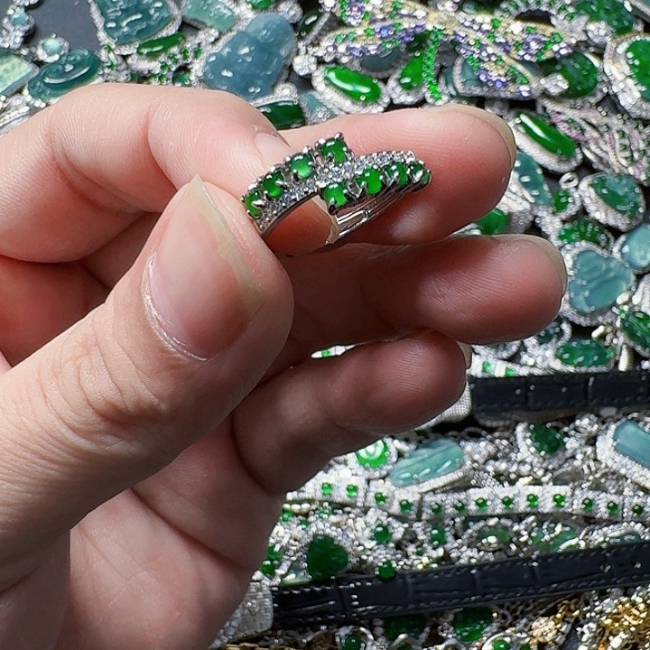 翡翠颈饰未镶嵌天然A货翡翠放漏