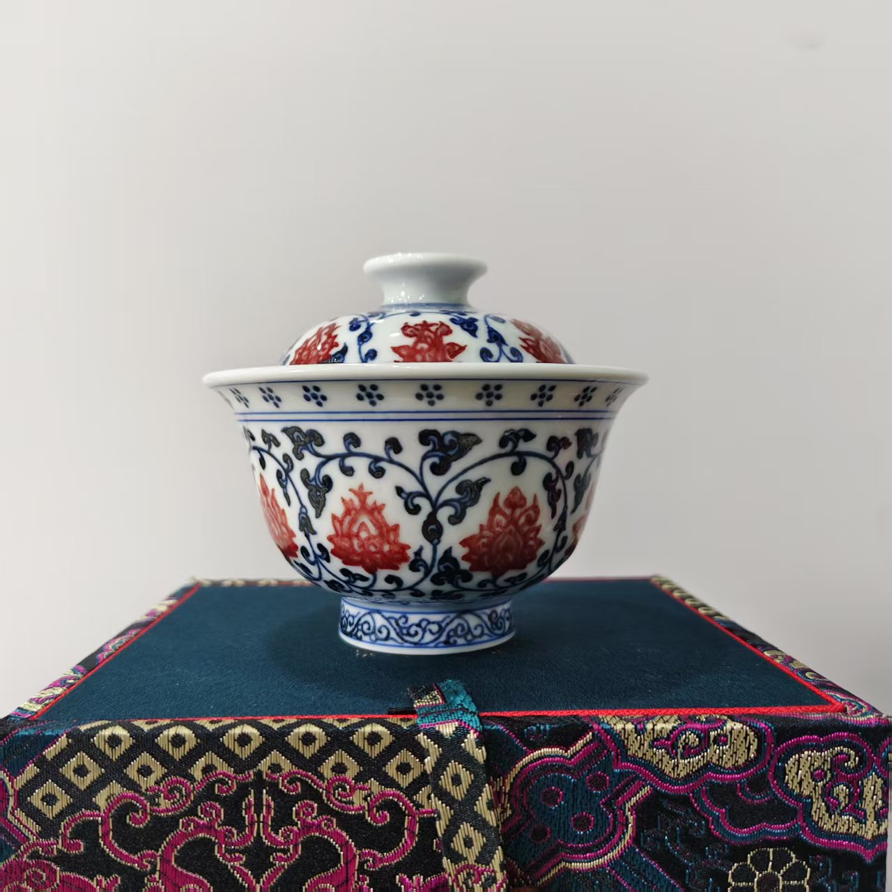 【瓷见如故】逸古堂青花釉里红手绘缠枝莲双狮盖碗（直播价详询客服）