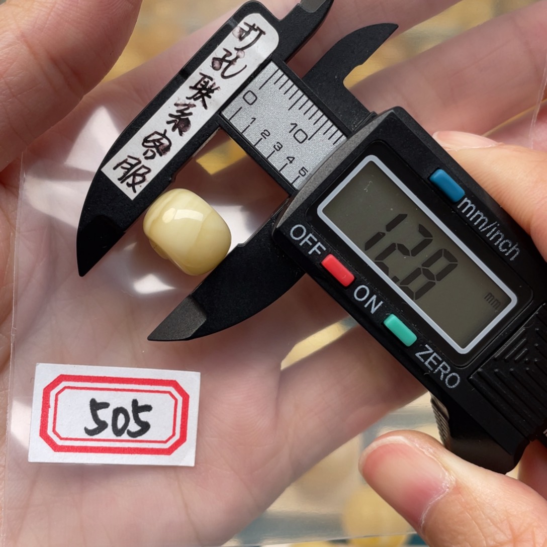 蜜蜡裸石未镶嵌马**、