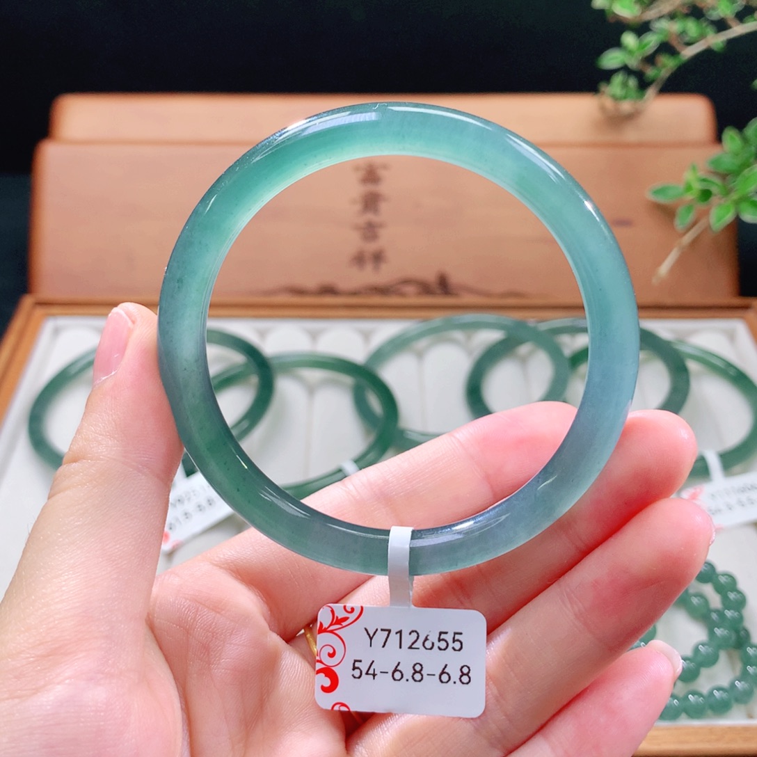 未镶嵌手镯（圆镯）翡翠