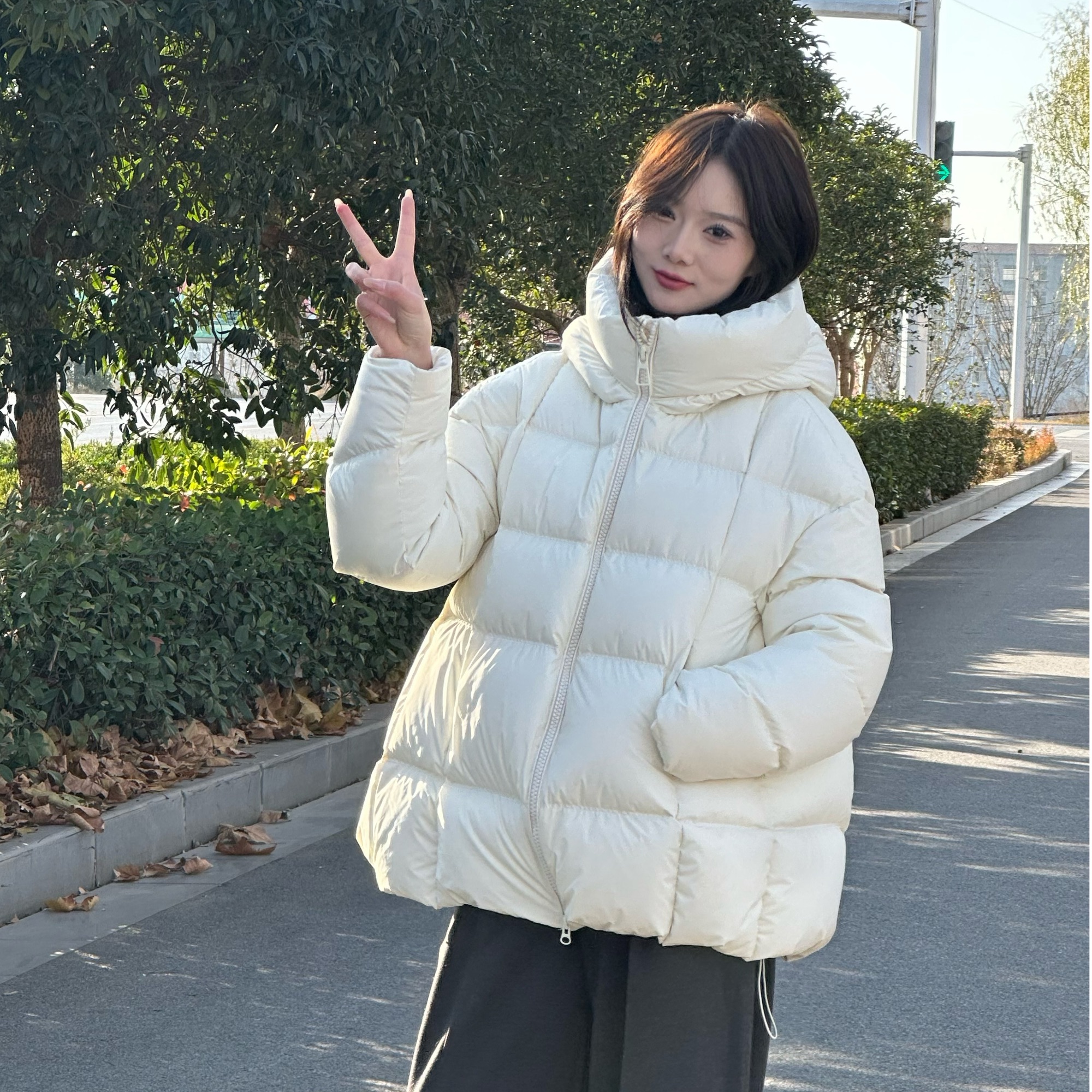 云朵泡芙300g宽松女款秋冬连帽中长款加厚休闲连帽羽绒服短款