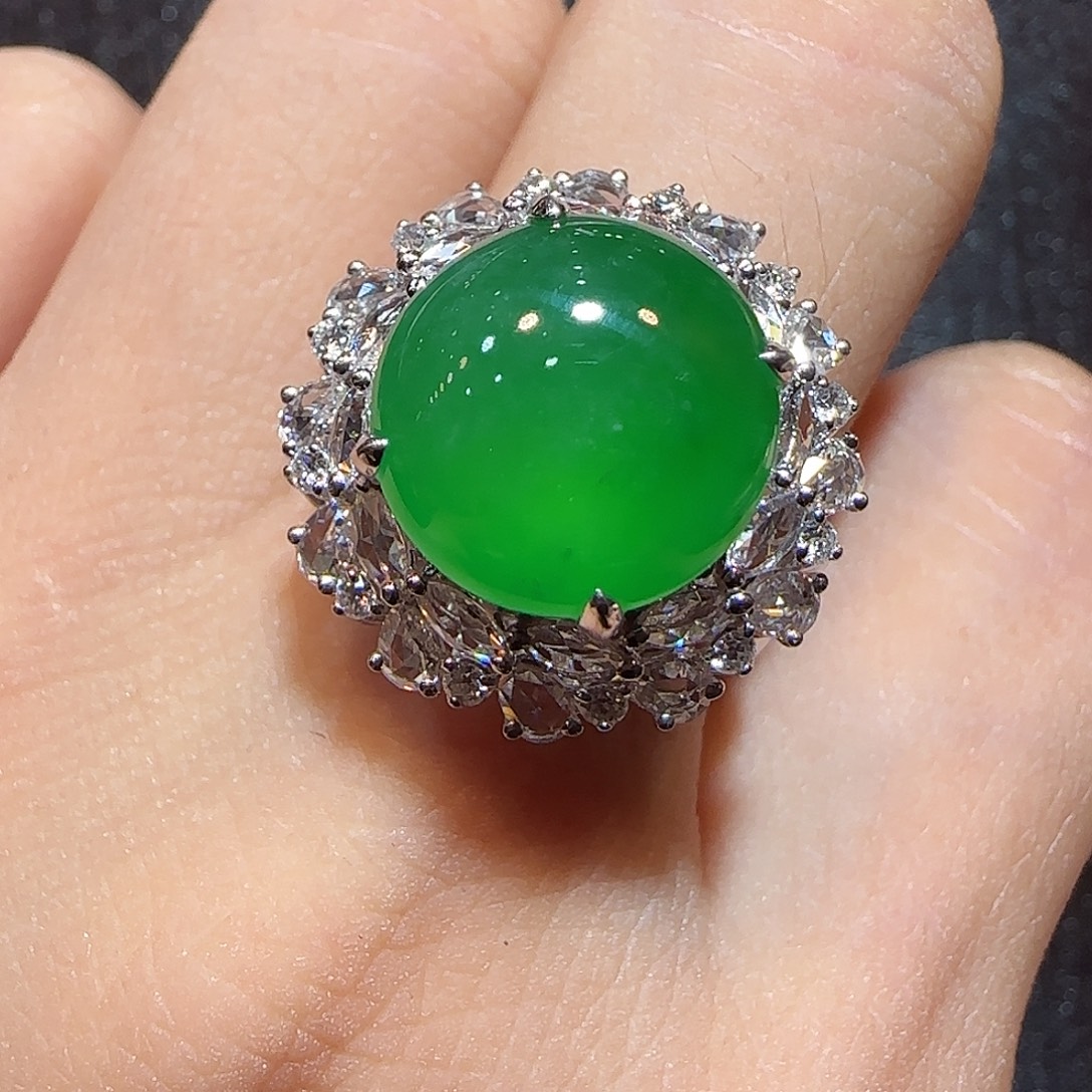 18K金镶嵌戒指翡翠蛋面