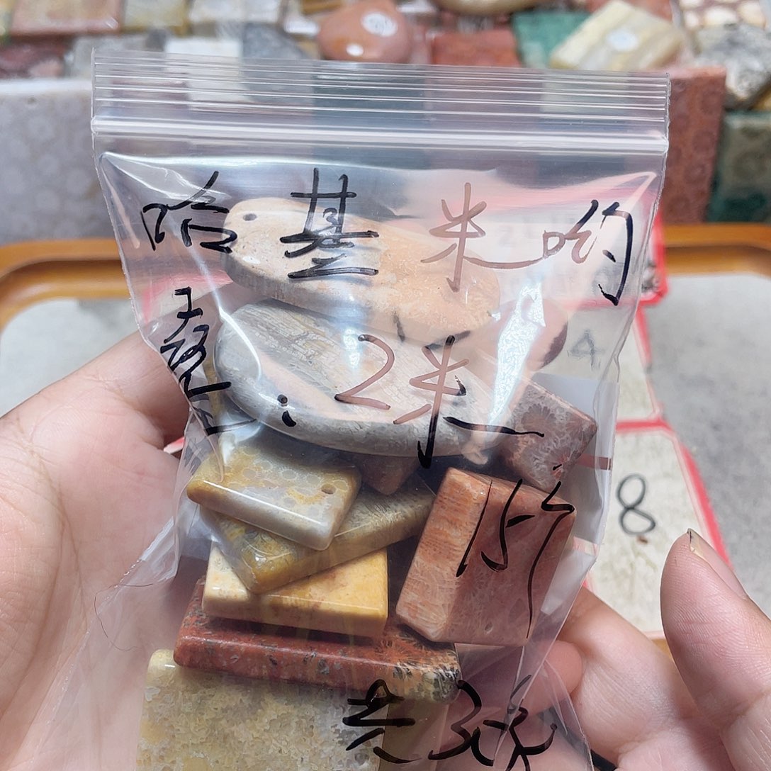 哈***。硅化珊瑚（珊瑚玉）合金颈饰