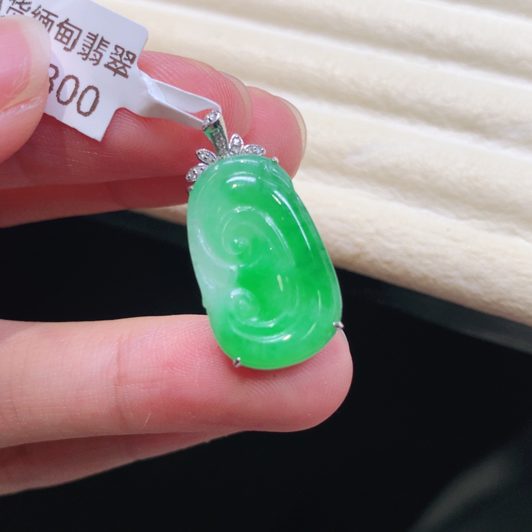 颈饰18K金镶嵌翡翠