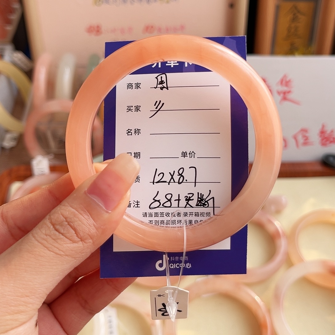 彡***。石英质玉未镶嵌手镯