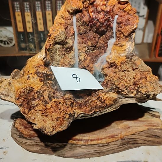 富****松木8北沉香琥珀木天然造型山水摆件。
