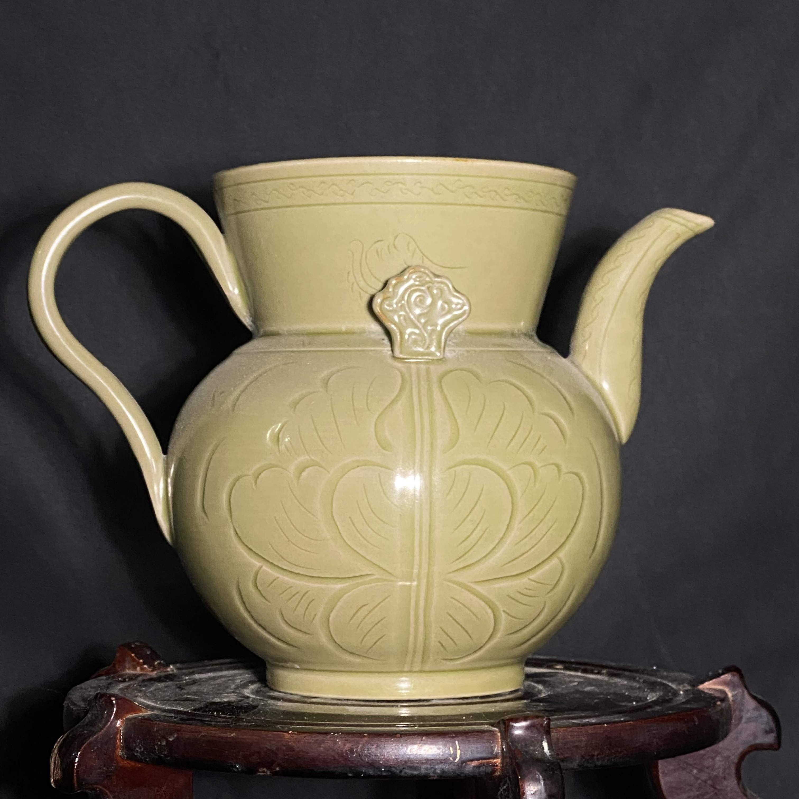 青越 釉质细腻 美感造型简约而典雅