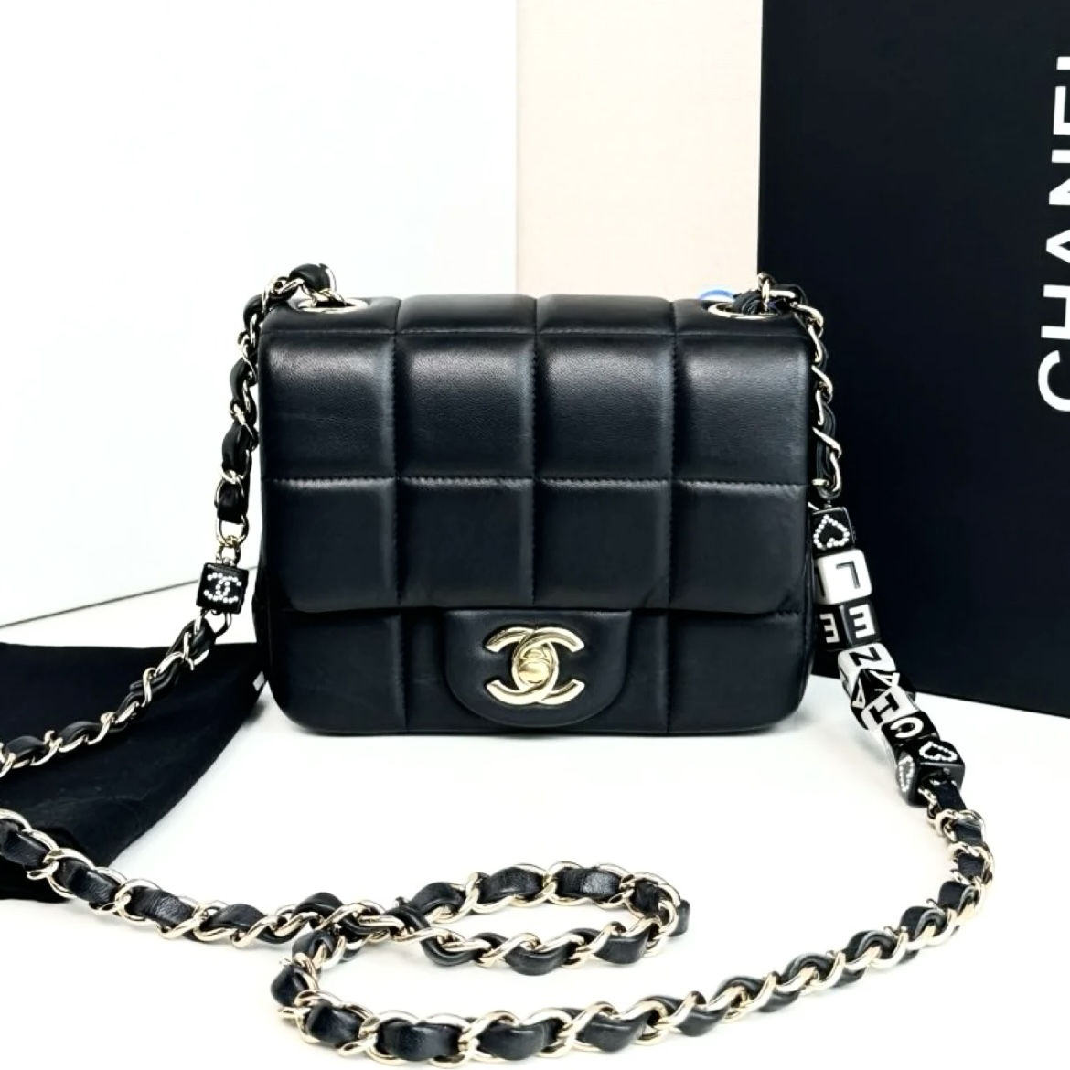 95新 Chanel/香奈儿 多多奢品/香奈儿珐琅扣骰子斜挎包/98新包展