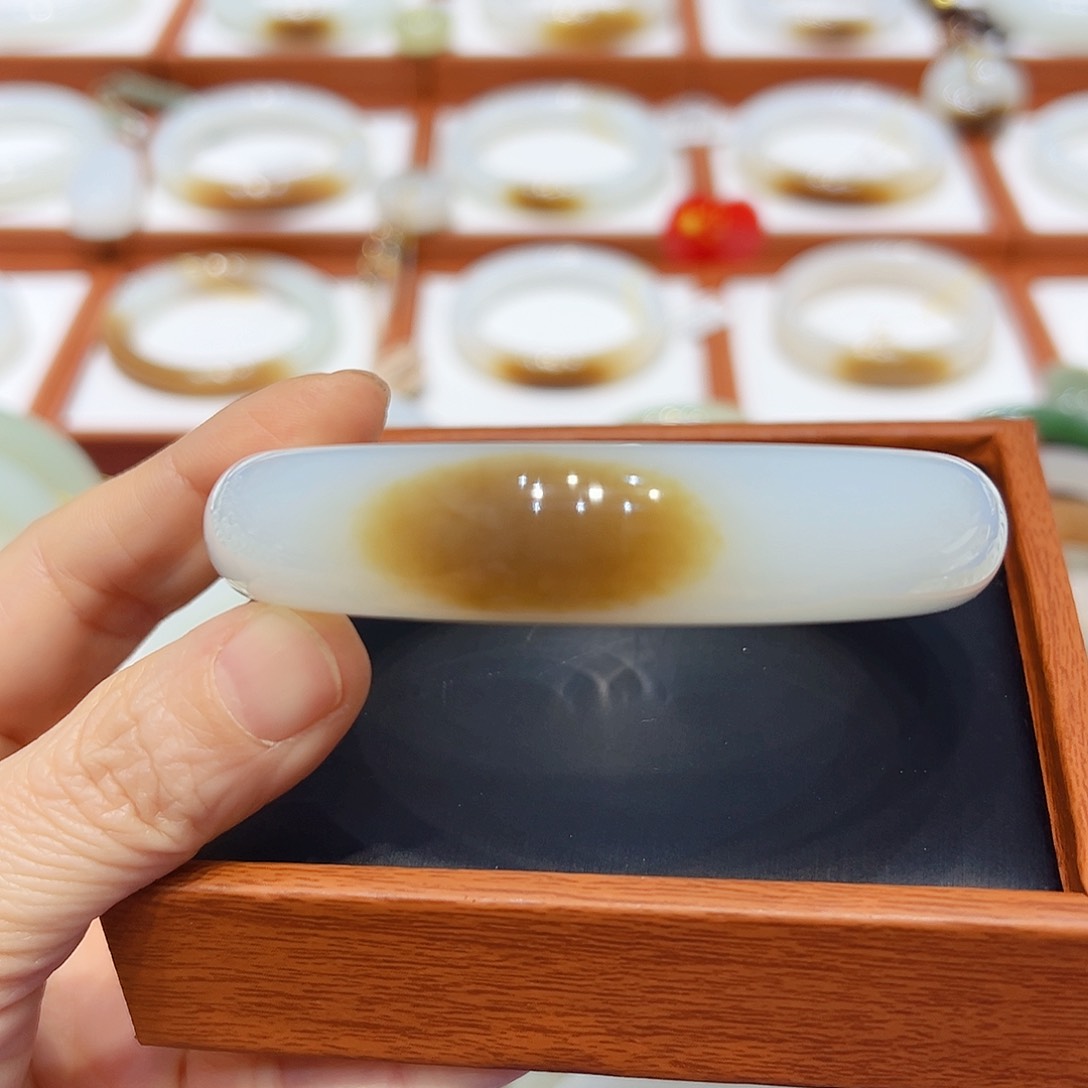 和田玉手镯未镶嵌一口糖60