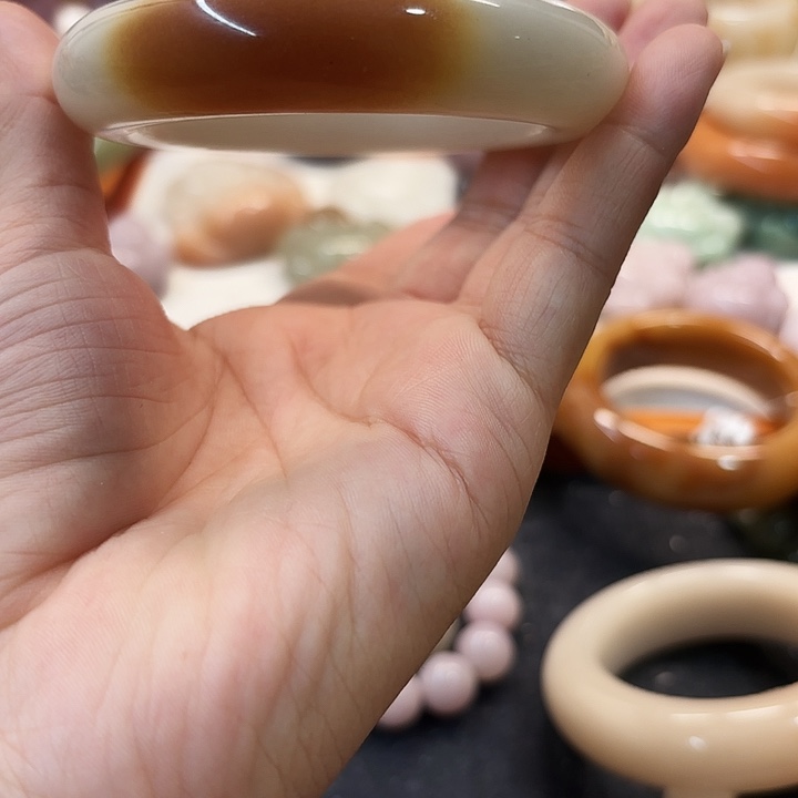 @***子石英岩玉未镶嵌手镯