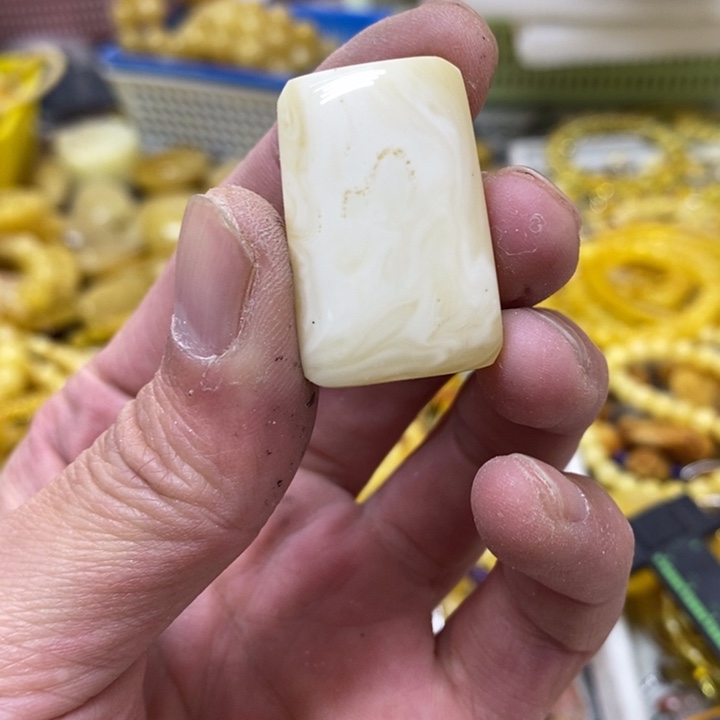 蜜蜡未镶嵌裸石吊坠