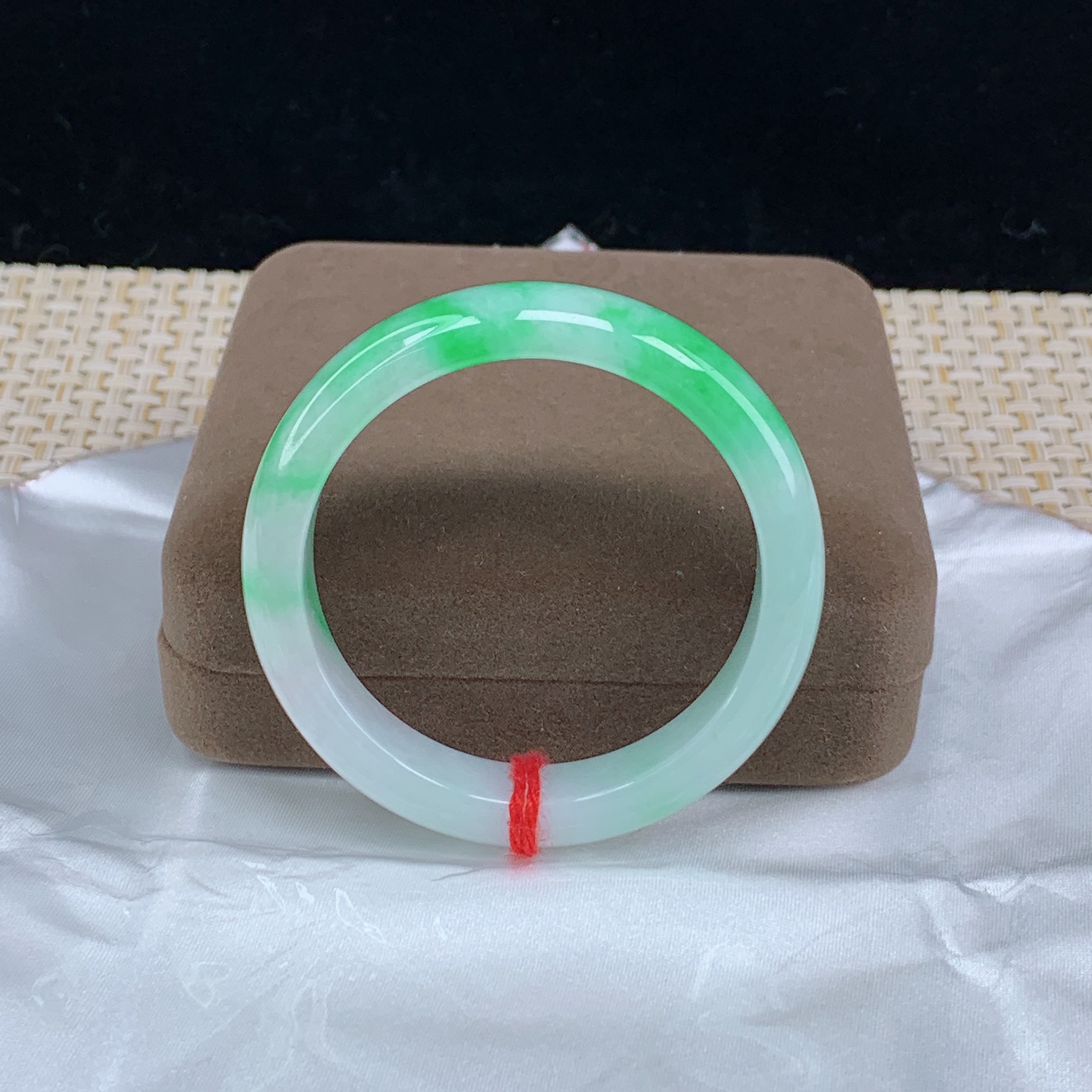 天然A货缅甸玉翡翠手镯50圈白底青阳绿辣色时尚女款翡翠色平安镯