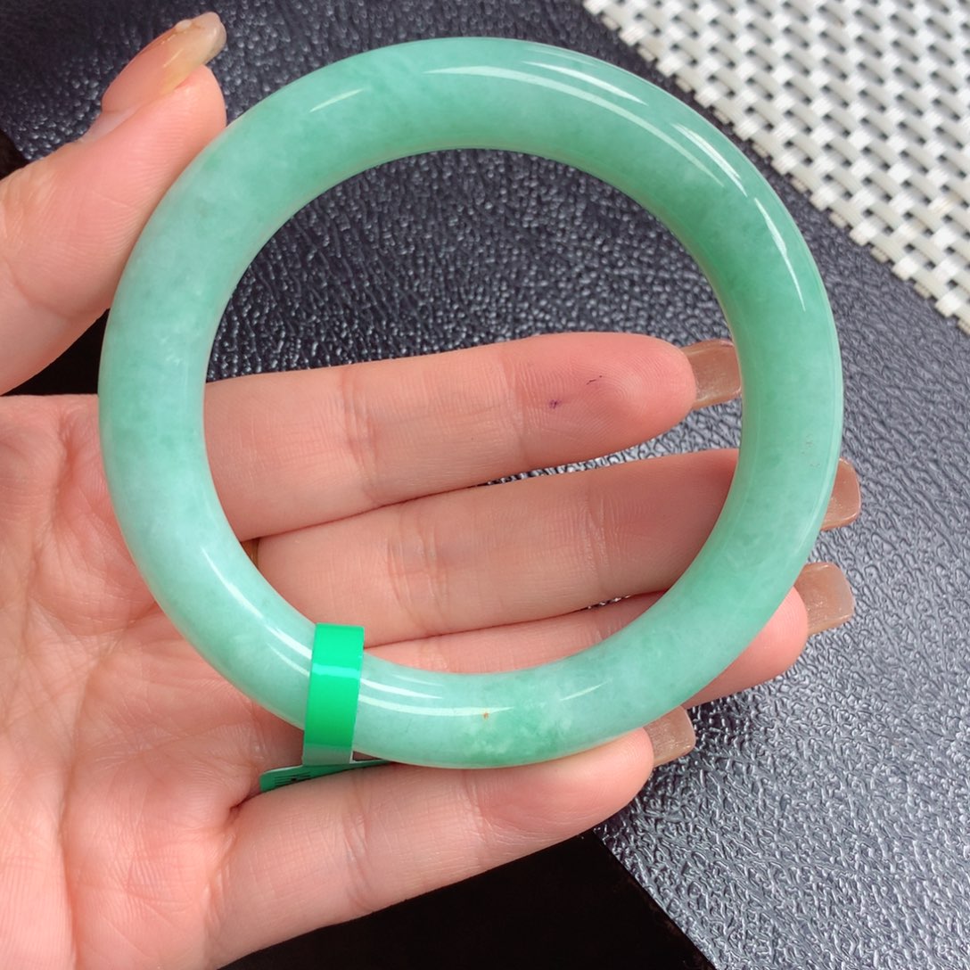 翡翠手镯未镶嵌翡翠