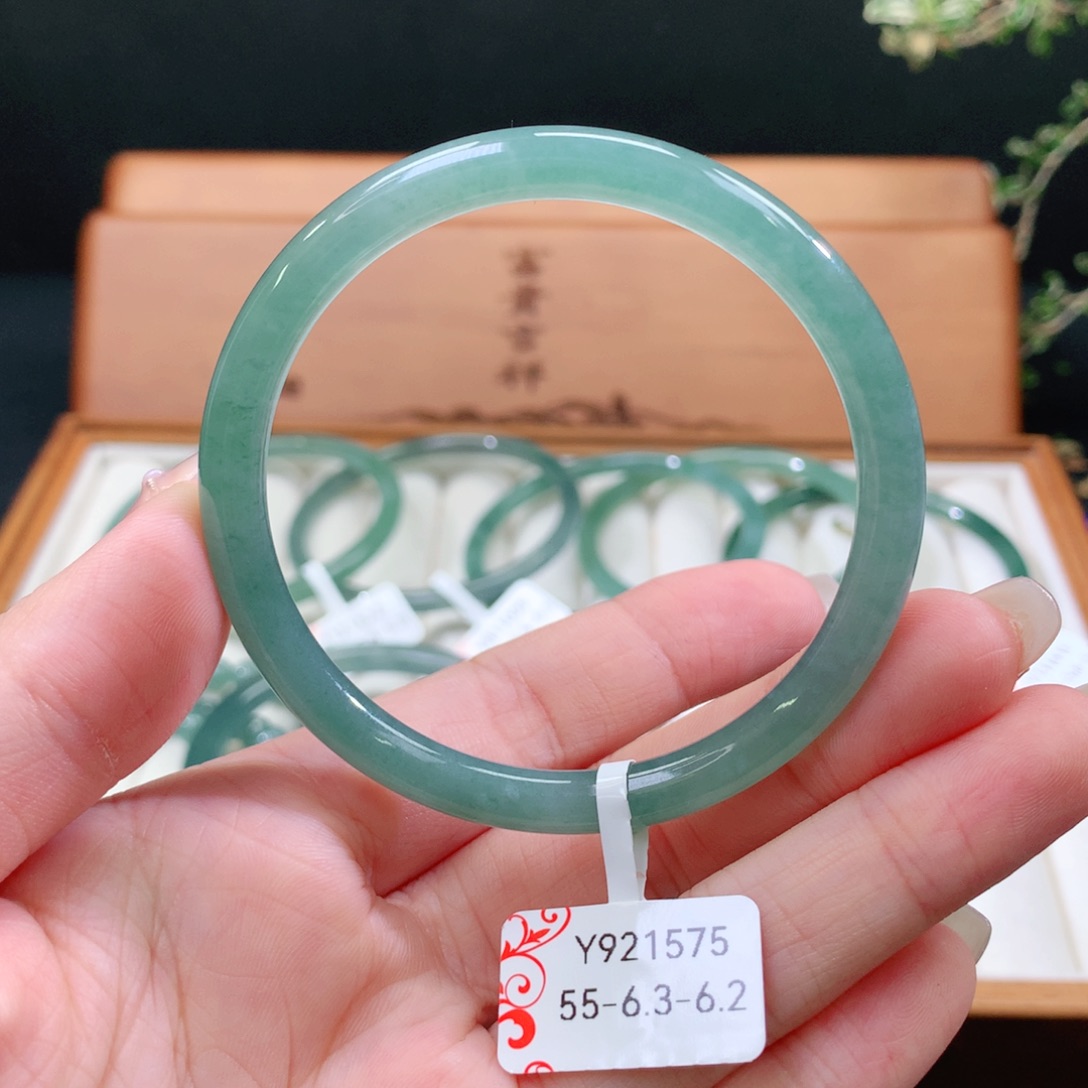 翡翠手镯未镶嵌天然