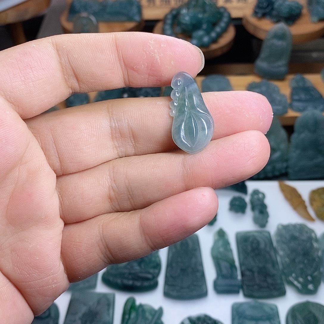 翡翠未镶嵌颈饰玉兰花
