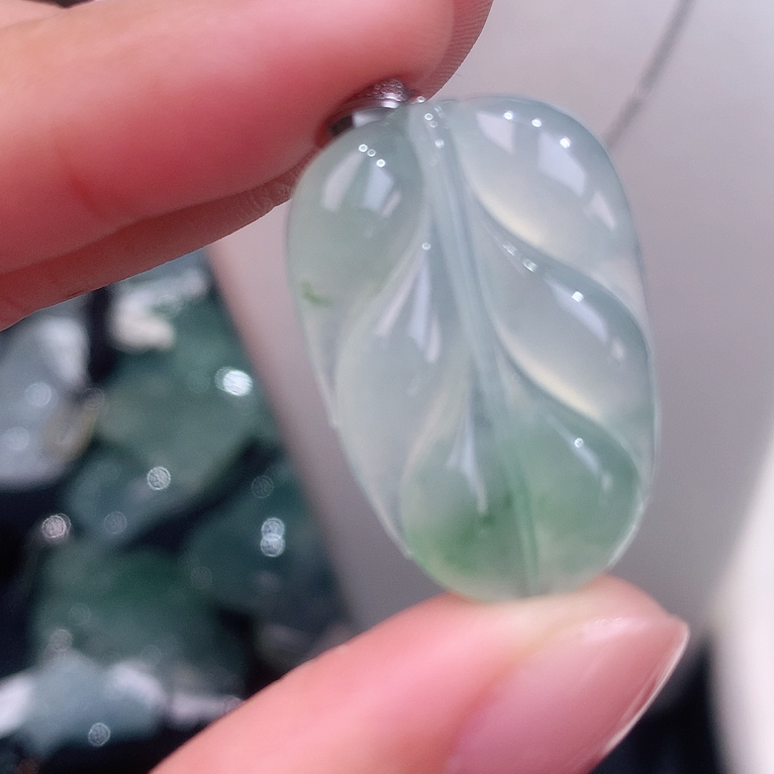 颈饰18K金镶嵌翡翠冰飘花叶子