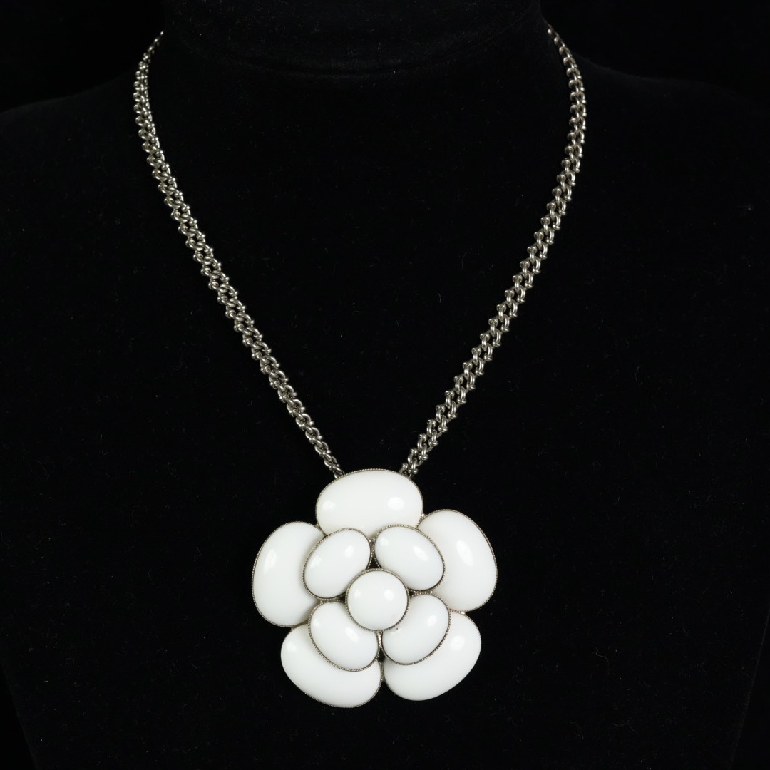 95新 Chanel/香奈儿 Chanel白陶瓷花朵吊坠银色白色玫瑰花项链