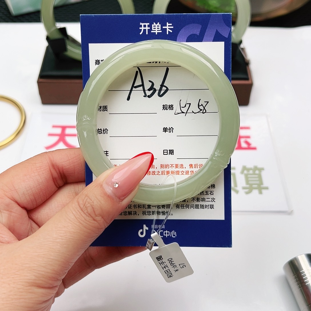 和田玉手镯未镶嵌