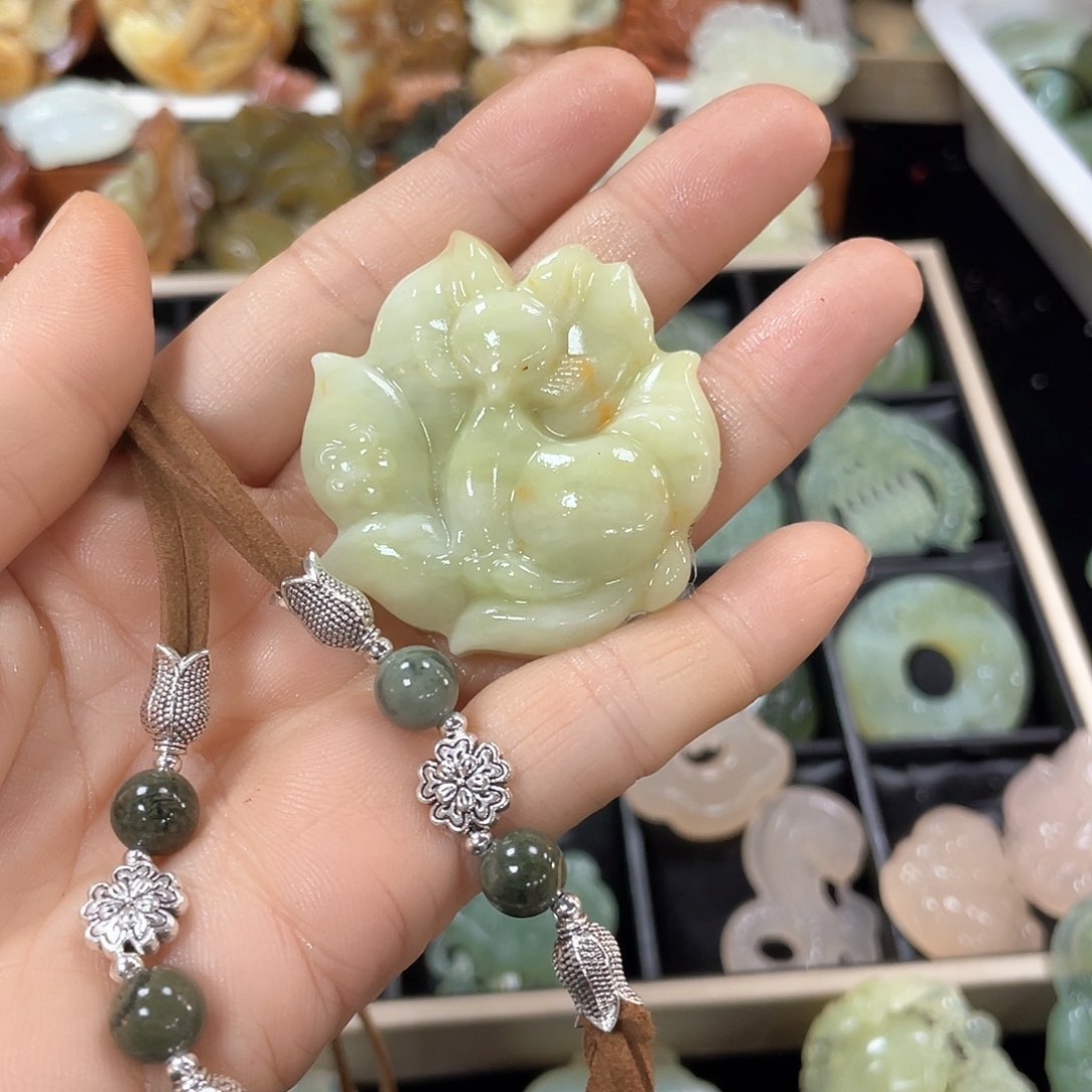 蛇纹石玉颈饰未镶嵌