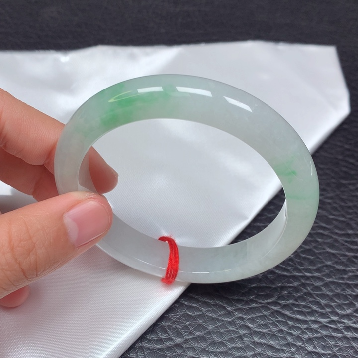 翡翠手镯未镶嵌。