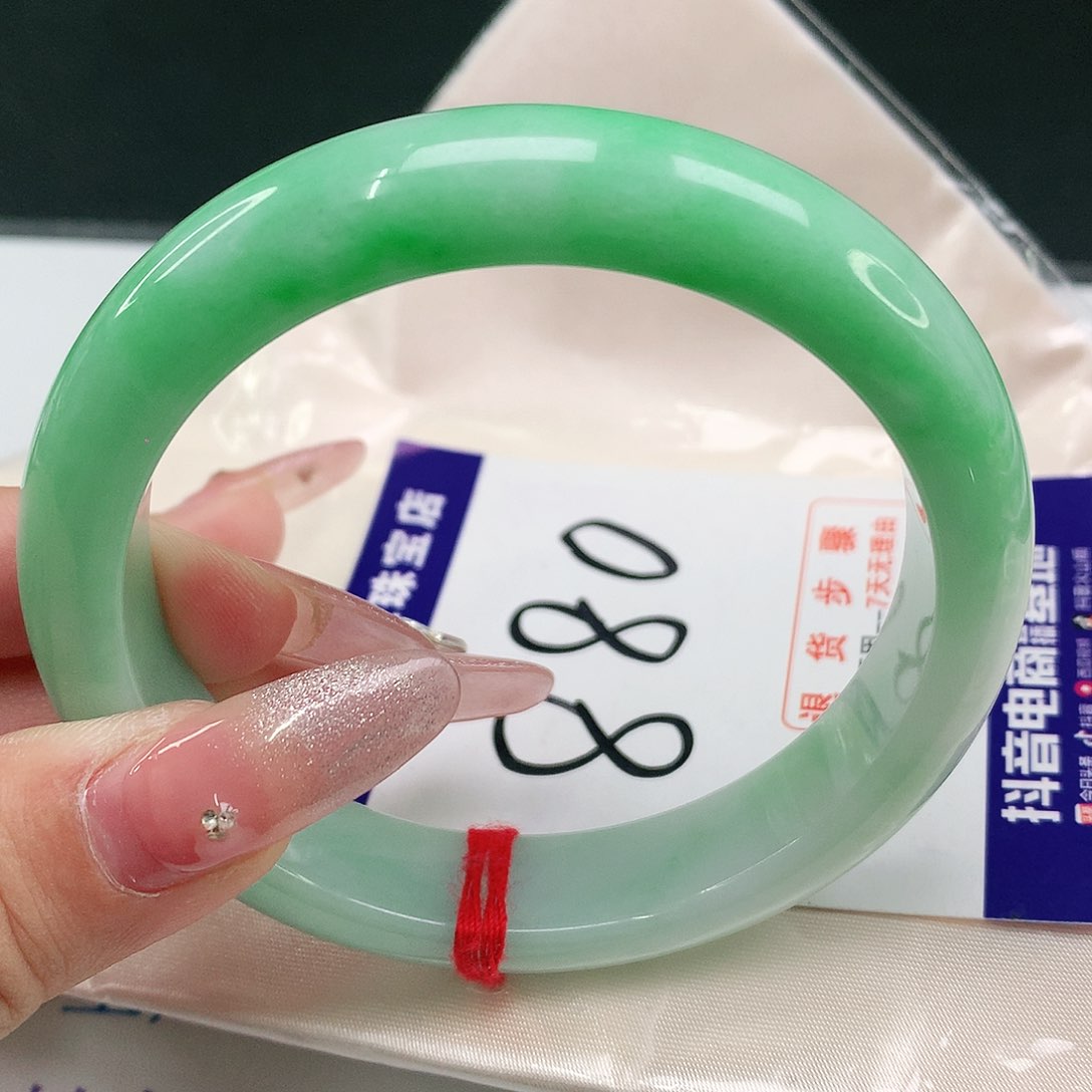 翡翠手镯未镶嵌翡翠