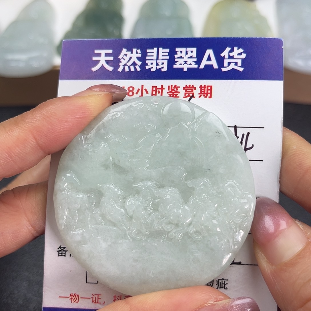 翡翠未镶嵌颈饰      