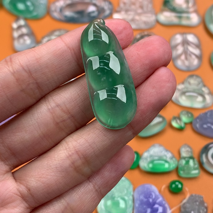 翡翠挂件未镶嵌…..