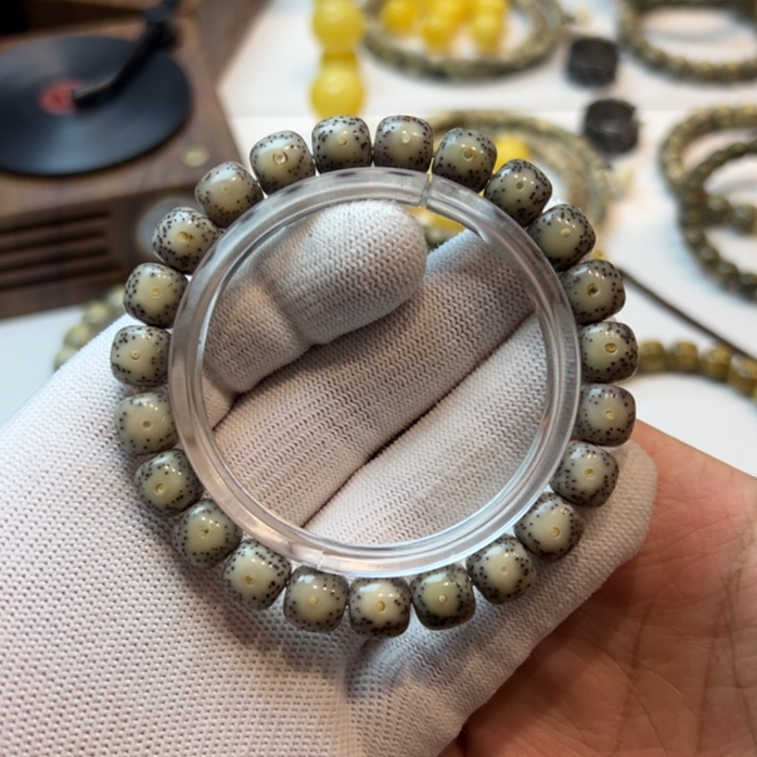 大眼睛10/9星月菩提石玉料单圈