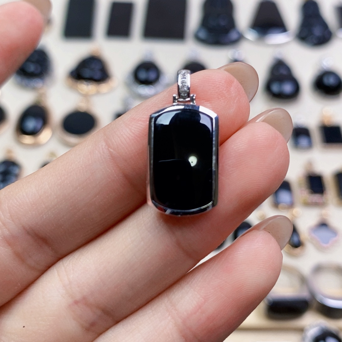 18K金镶嵌定制翡翠墨翠马鞍吊坠