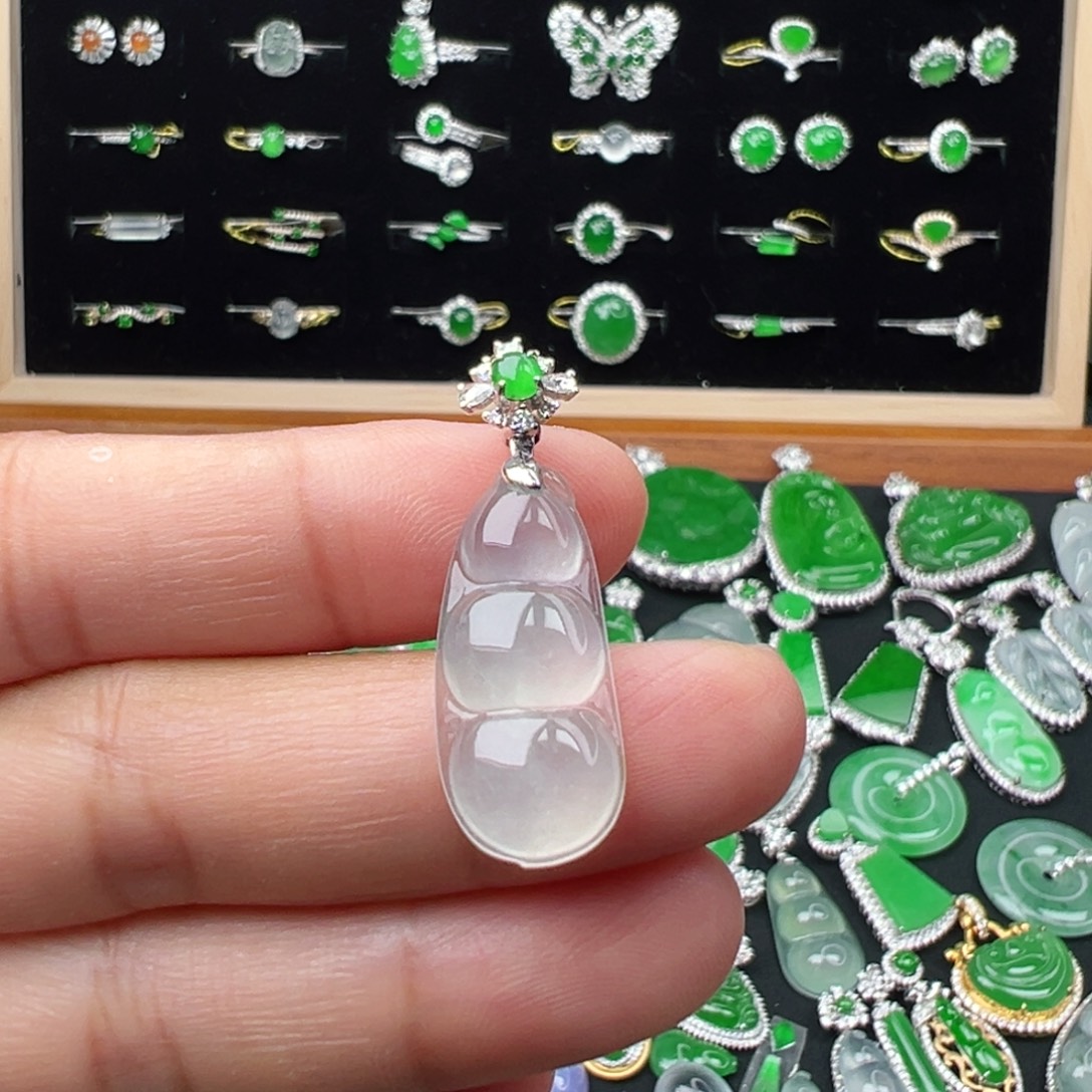 颈饰18K金镶嵌翡翠豆