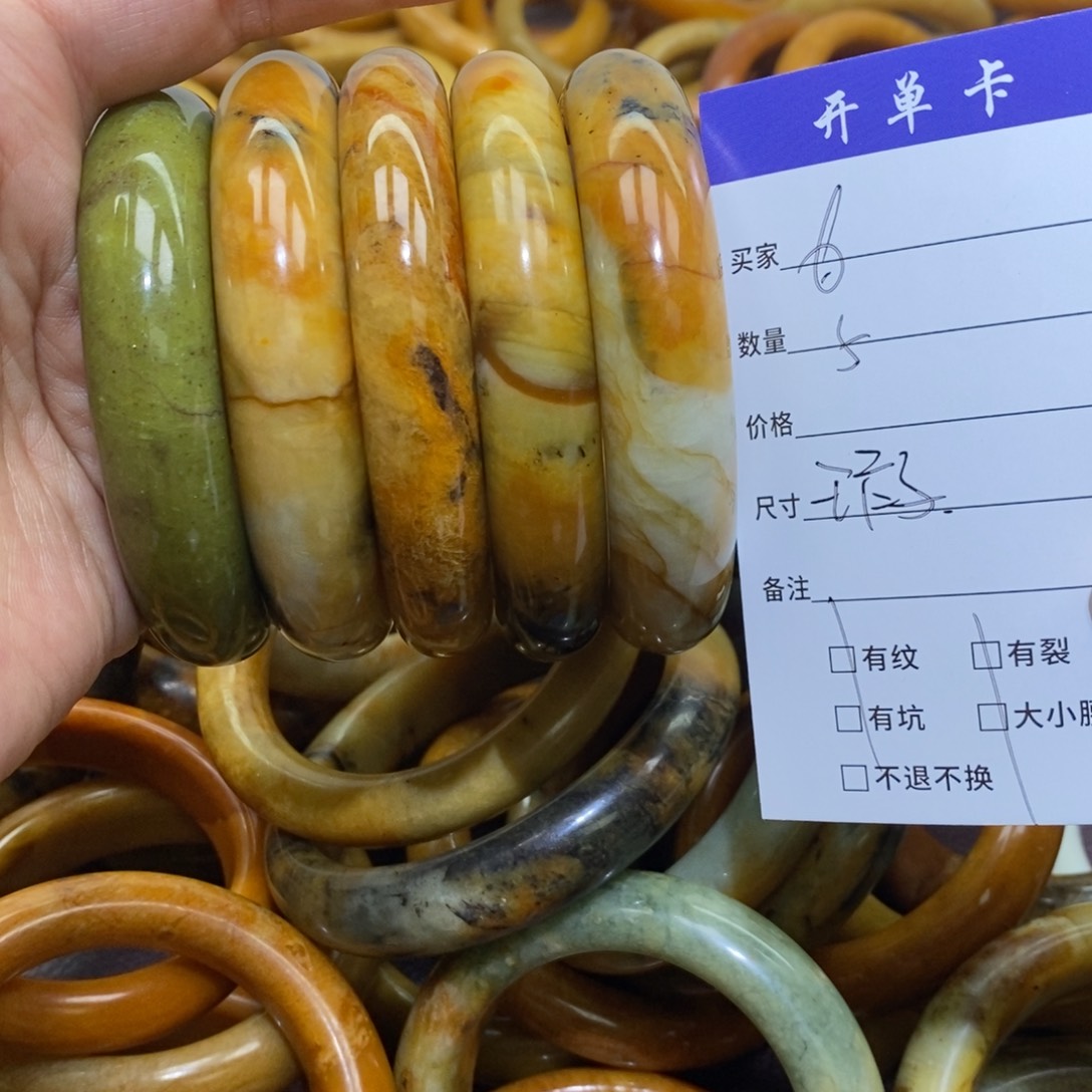 未镶嵌蛇纹石玉手镯胡*伟