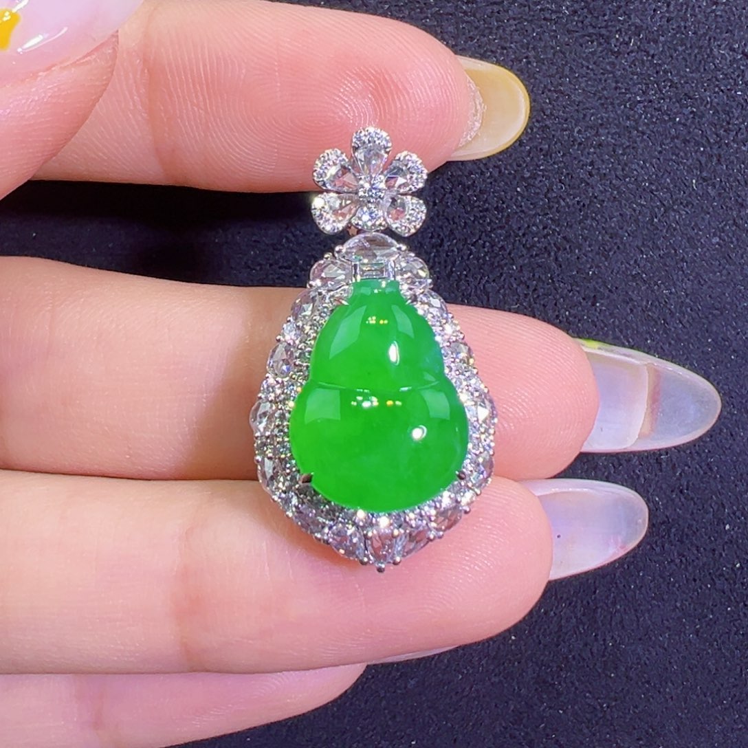 翡翠18K金镶嵌颈饰葫芦