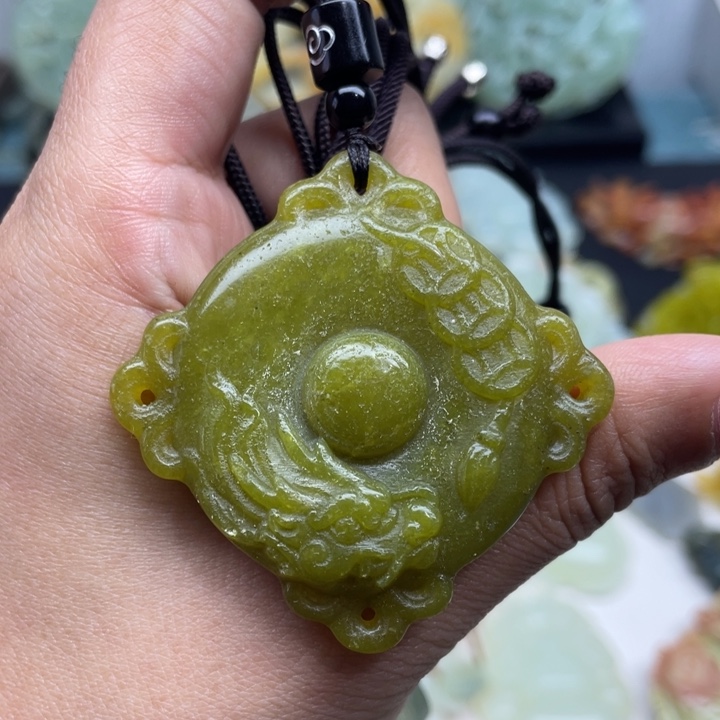 蛇纹石玉未镶嵌颈饰