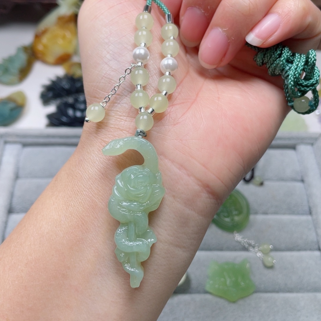 蛇纹石玉颈饰未镶嵌